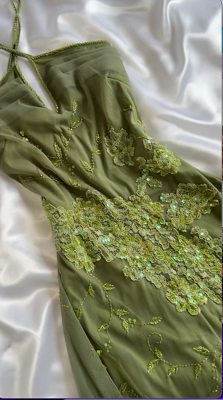 Robe de bal unique en mousseline de soie verte ornée de sequins et de perles, Y8308