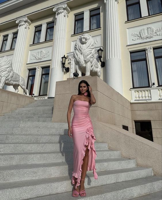 Vestido de fiesta rosa sin tirantes con volantes y abertura Y8173