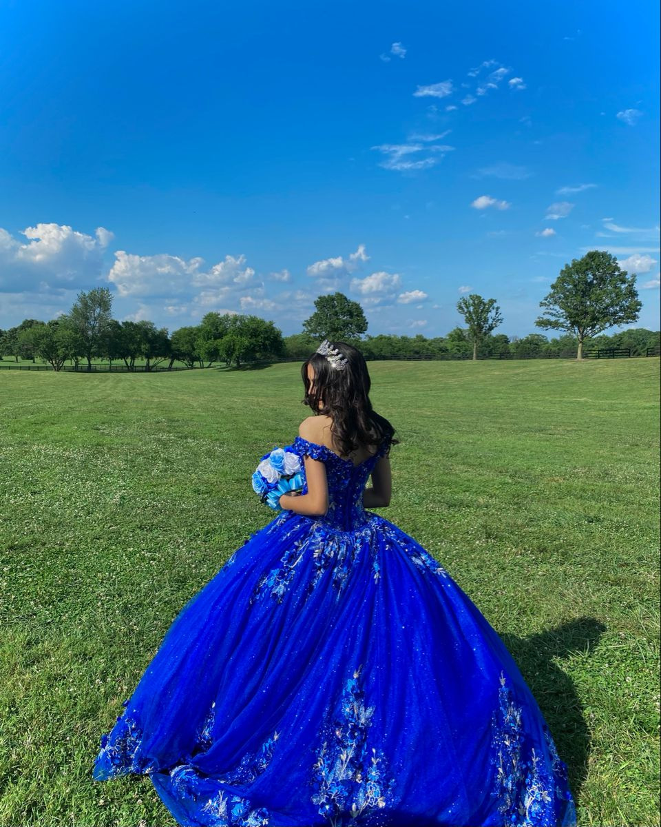 Vestido de quinceañera azul real con escote corazón y flores 3D, ideal para fiestas de graduación y 15 o 16 años (modelo Y2821).