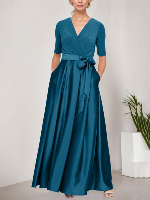 Vestido de baile con escote cruzado, falda amplia de satén y corpiño de jersey. 