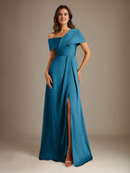 Robe de mère de la mariée en satin, coupe trapèze, décolleté asymétrique et plis. 