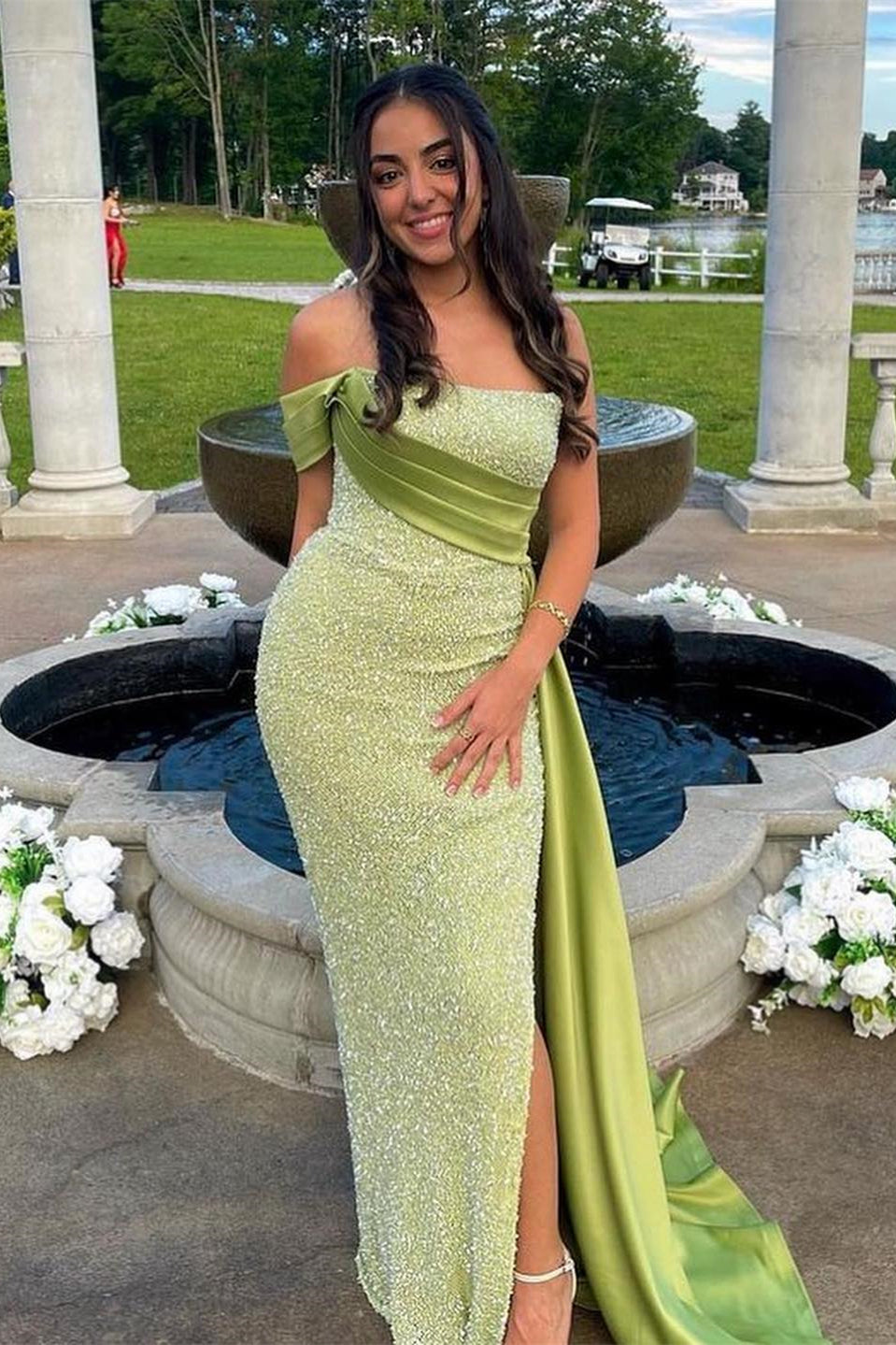 Impresionantes vestidos de fiesta sin mangas de satén con abertura frontal y un solo hombro, estilo columna.
