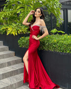 Impresionante vestido de fiesta rojo sin mangas, de satén, con escote corazón y abertura frontal con pedrería.