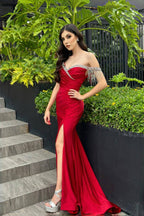 Impresionante vestido de fiesta rojo sin mangas, de satén, con escote corazón y abertura frontal con pedrería.