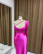 Impresionantes vestidos de fiesta de satén con escote columna, manga larga y pedrería
