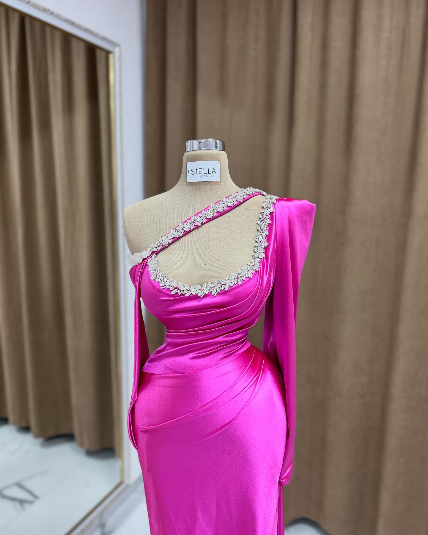 Impresionantes vestidos de fiesta de satén con escote columna, manga larga y pedrería