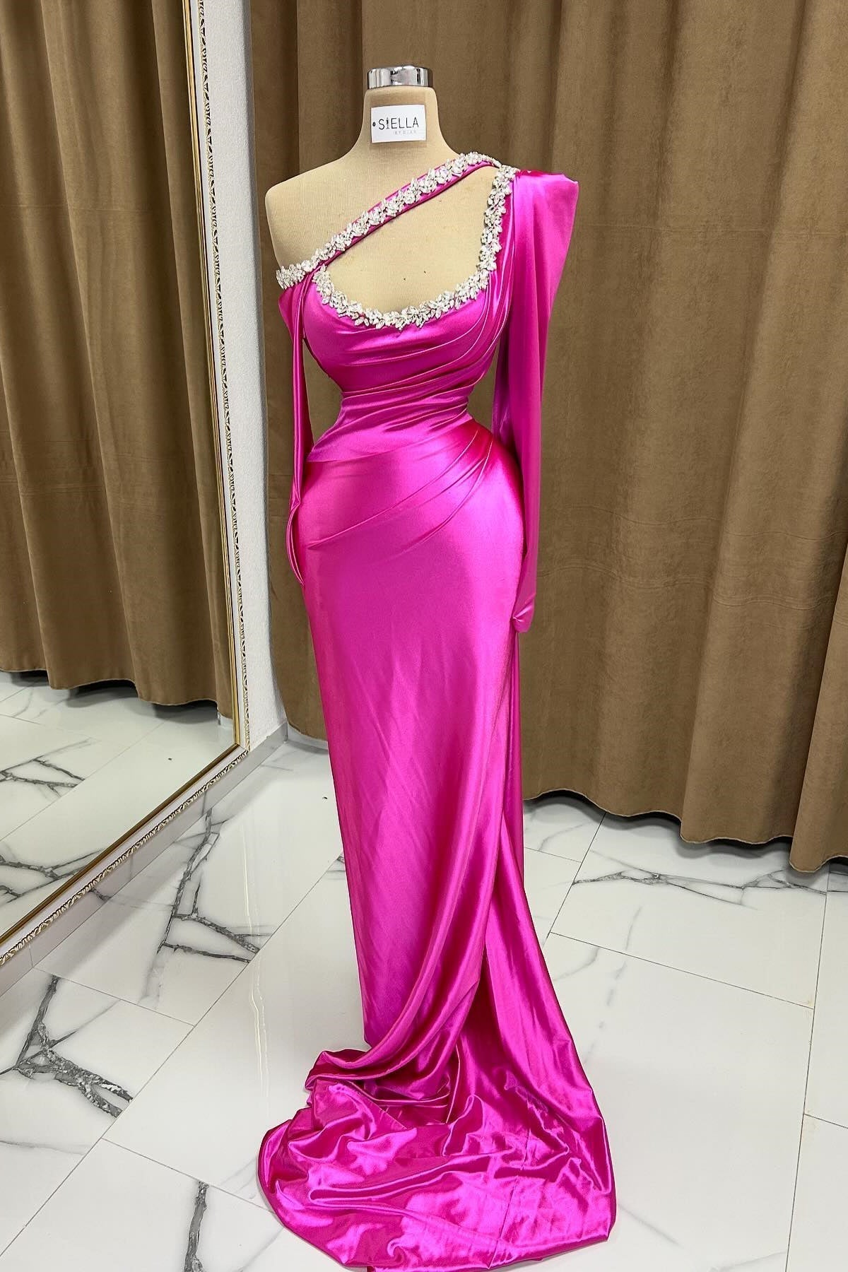 Impresionantes vestidos de fiesta de satén con escote columna, manga larga y pedrería