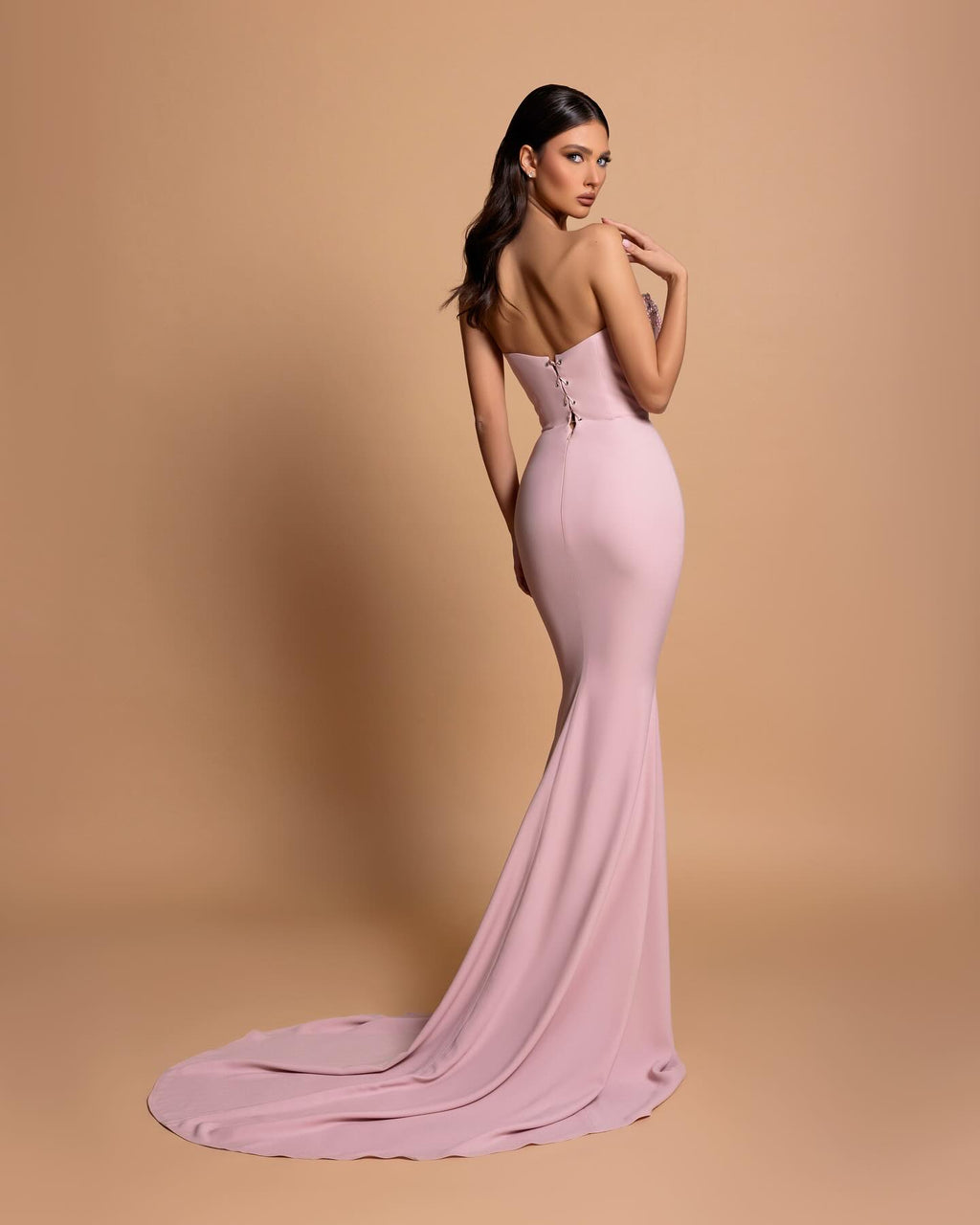 Impresionante vestido de fiesta rosa sin tirantes, sin mangas, con pedrería, espalda descubierta y cola, de satén con diamantes de imitación.