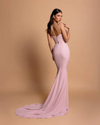 Impresionante vestido de fiesta rosa sin tirantes, sin mangas, con pedrería, espalda descubierta y cola, de satén con diamantes de imitación.