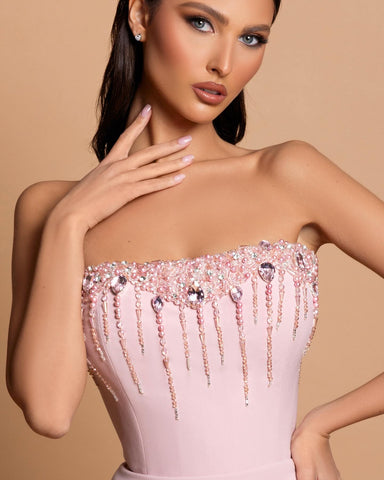 Magnifique robe de bal rose bustier sans manches en satin strass, dos nu et traîne.