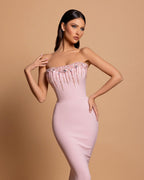 Impresionante vestido de fiesta rosa sin tirantes, sin mangas, con pedrería, espalda descubierta y cola, de satén con diamantes de imitación.