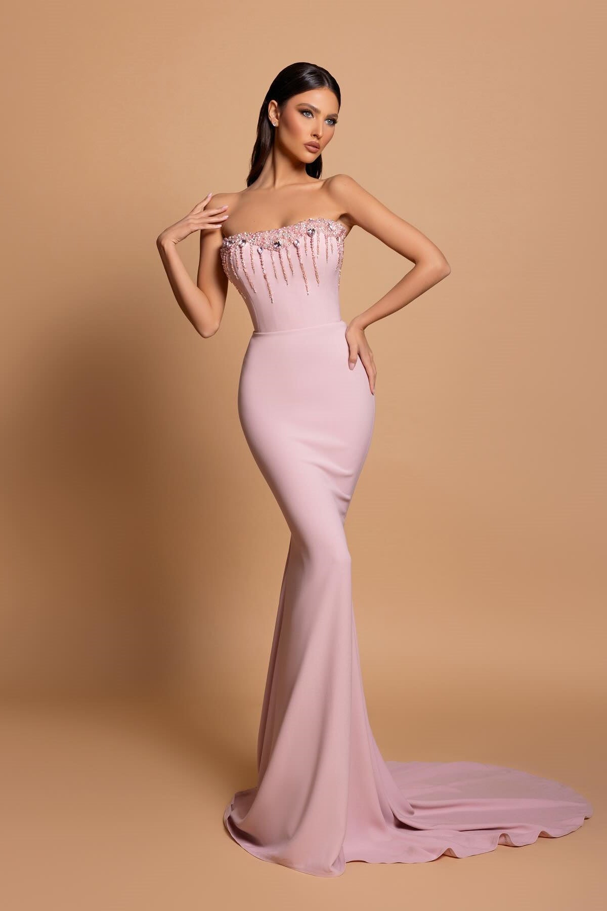 Impresionante vestido de fiesta rosa sin tirantes, sin mangas, con pedrería, espalda descubierta y cola, de satén con diamantes de imitación.