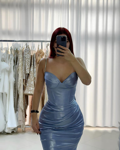 Superbe robe de bal en satin bleu sans manches à volants et décolleté en cœur