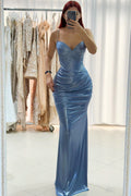 Impresionante vestido de fiesta azul satinado sin mangas con escote corazón y volantes