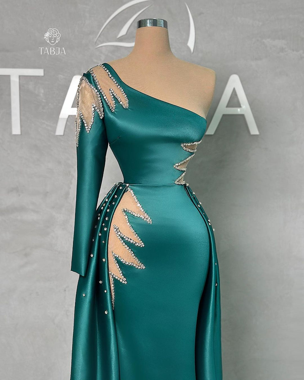 Impresionante vestido de graduación largo hasta el suelo, de un solo hombro, con pedrería, manga larga y cola desmontable.