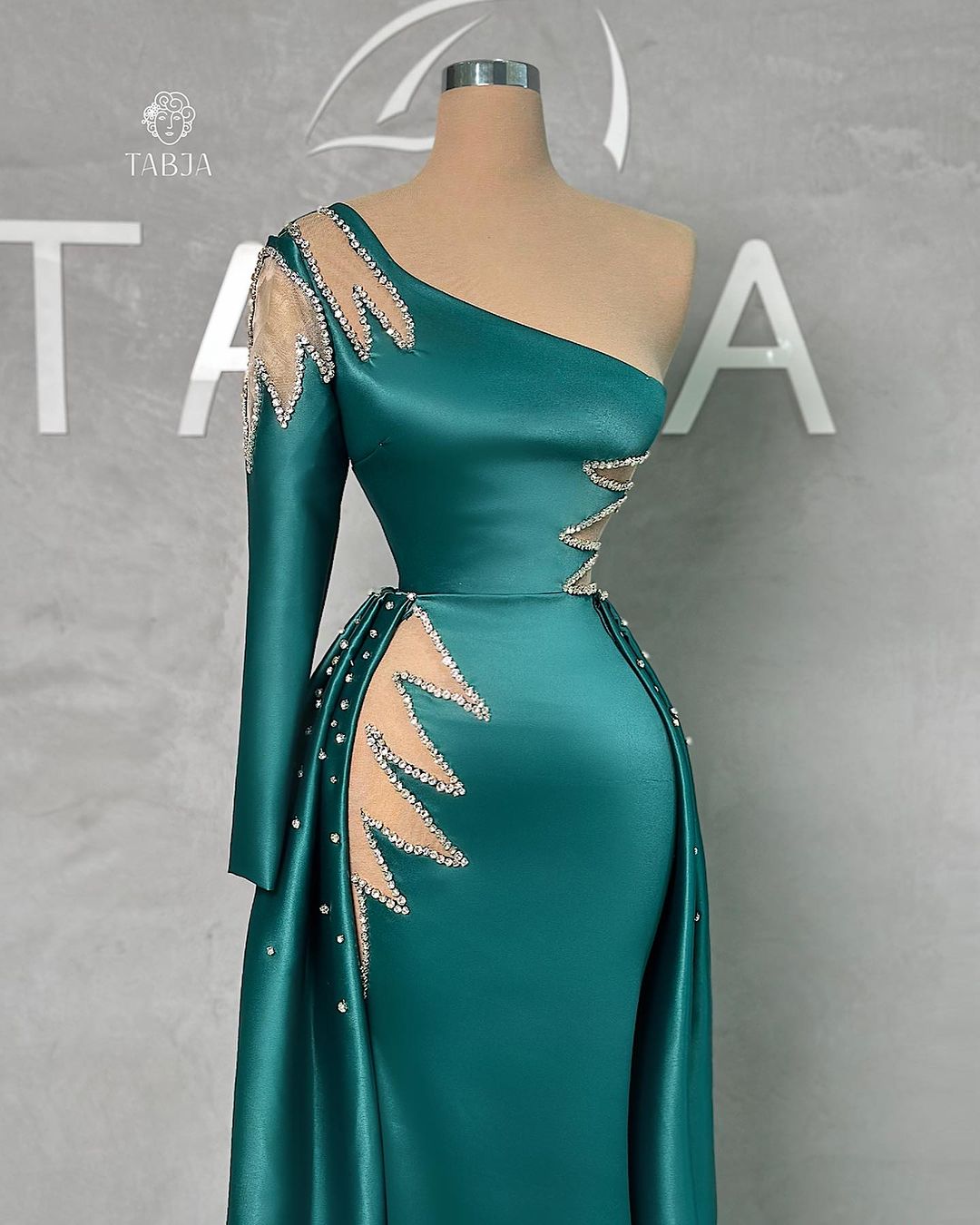 Impresionante vestido de graduación largo hasta el suelo, de un solo hombro, con pedrería, manga larga y cola desmontable.