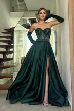 Impresionante vestido largo de fiesta de encaje verde oscuro, corte en A, sin tirantes y con abertura