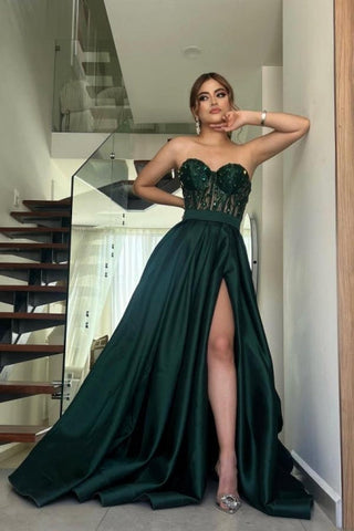 Impresionante vestido largo de fiesta de encaje verde oscuro, corte en A, sin tirantes y con abertura