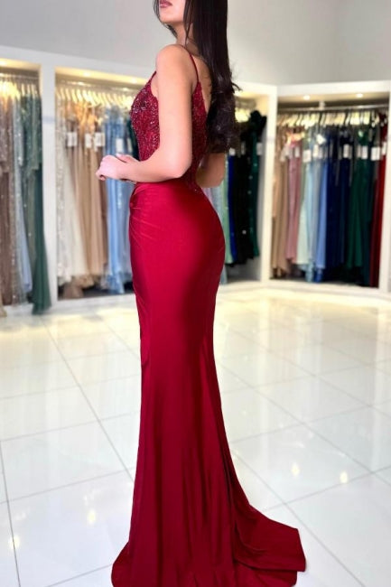 Impresionante vestido largo de sirena color burdeos con tirantes finos, encaje y abertura.