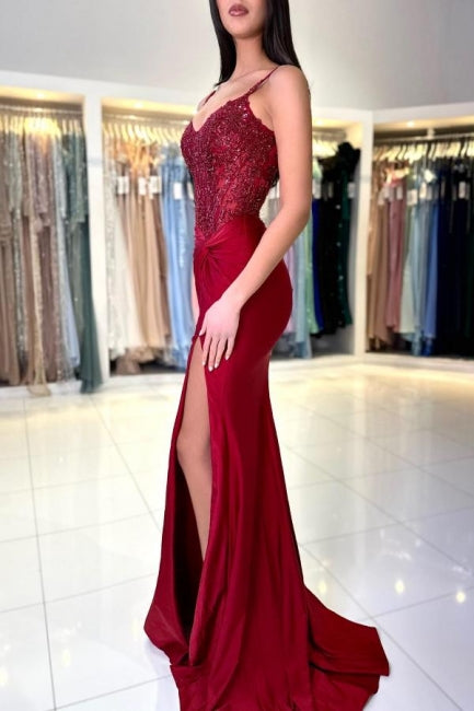 Impresionante vestido largo de sirena color burdeos con tirantes finos, encaje y abertura.
