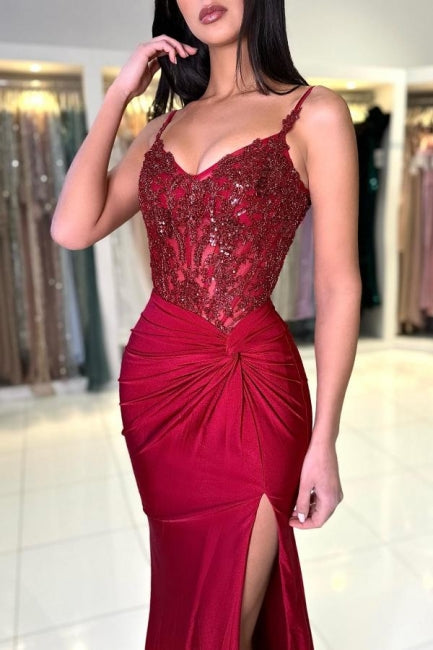 Impresionante vestido largo de sirena color burdeos con tirantes finos, encaje y abertura.