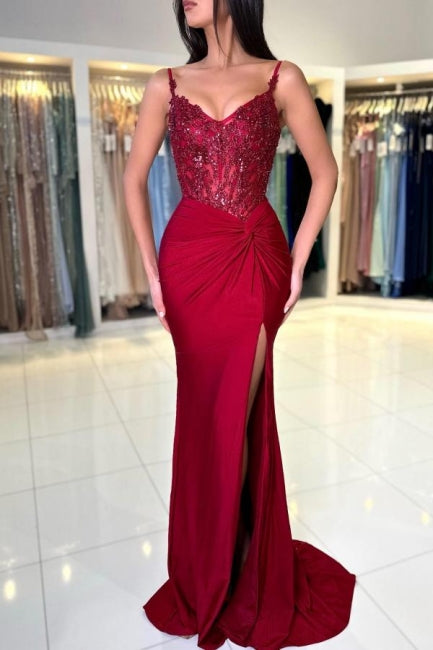 Impresionante vestido largo de sirena color burdeos con tirantes finos, encaje y abertura.