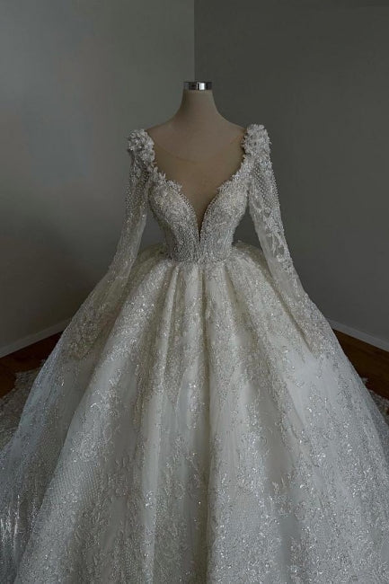 Impresionantes vestidos de novia largos de corte princesa, línea A, escote en V, encaje, pedrería y mangas largas.