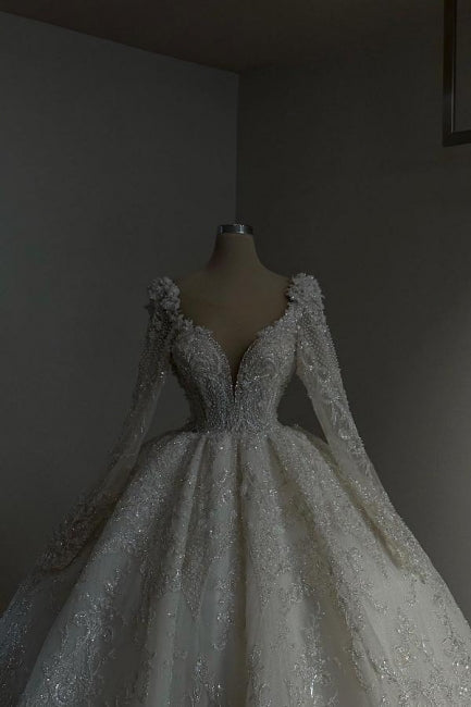 Impresionantes vestidos de novia largos de corte princesa, línea A, escote en V, encaje, pedrería y mangas largas.