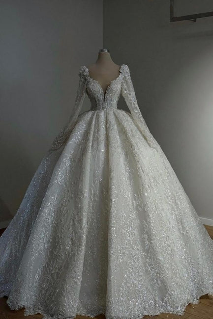 Impresionantes vestidos de novia largos de corte princesa, línea A, escote en V, encaje, pedrería y mangas largas.