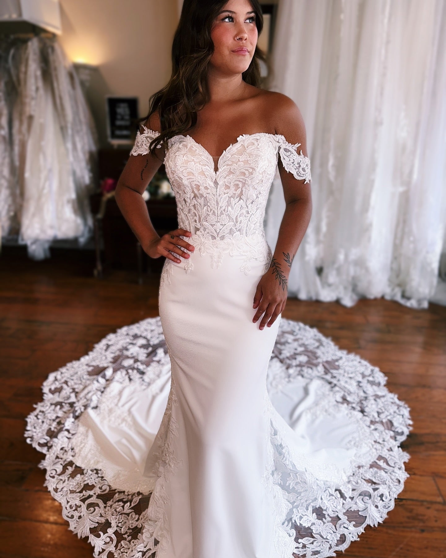 Impresionante vestido de novia de sirena con escote corazón, hombros descubiertos, sin mangas, apliques, satén y encaje con cola