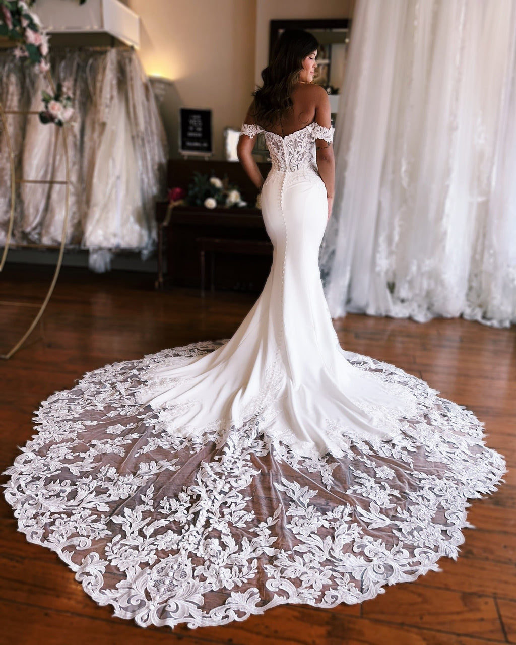 Impresionante vestido de novia de sirena con escote corazón, hombros descubiertos, sin mangas, apliques, satén y encaje con cola