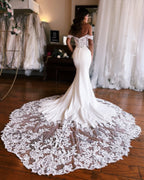 Impresionante vestido de novia de sirena con escote corazón, hombros descubiertos, sin mangas, apliques, satén y encaje con cola