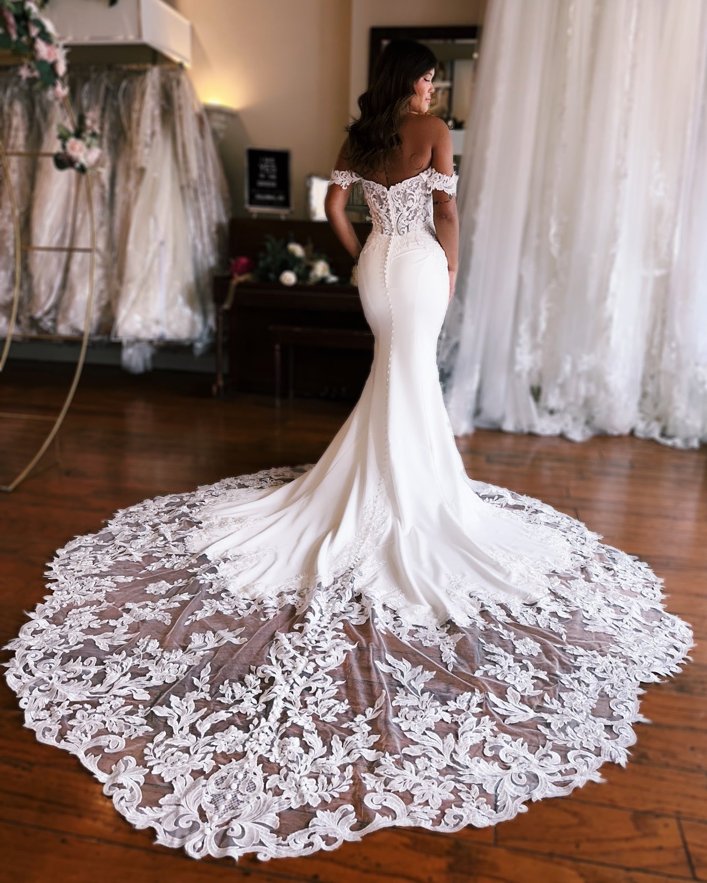 Impresionante vestido de novia de sirena con escote corazón, hombros descubiertos, sin mangas, apliques, satén y encaje con cola