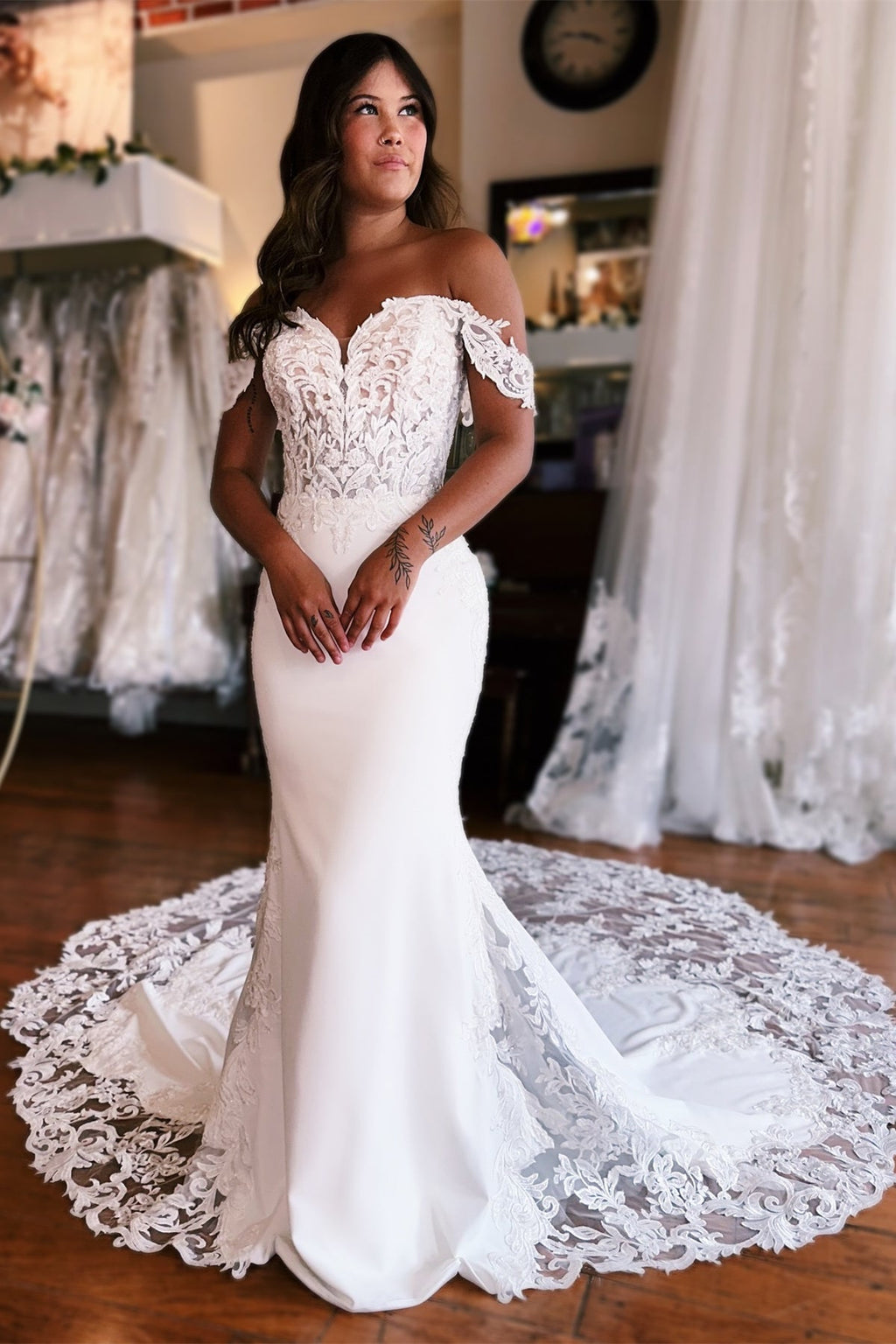 Impresionante vestido de novia de sirena con escote corazón, hombros descubiertos, sin mangas, apliques, satén y encaje con cola