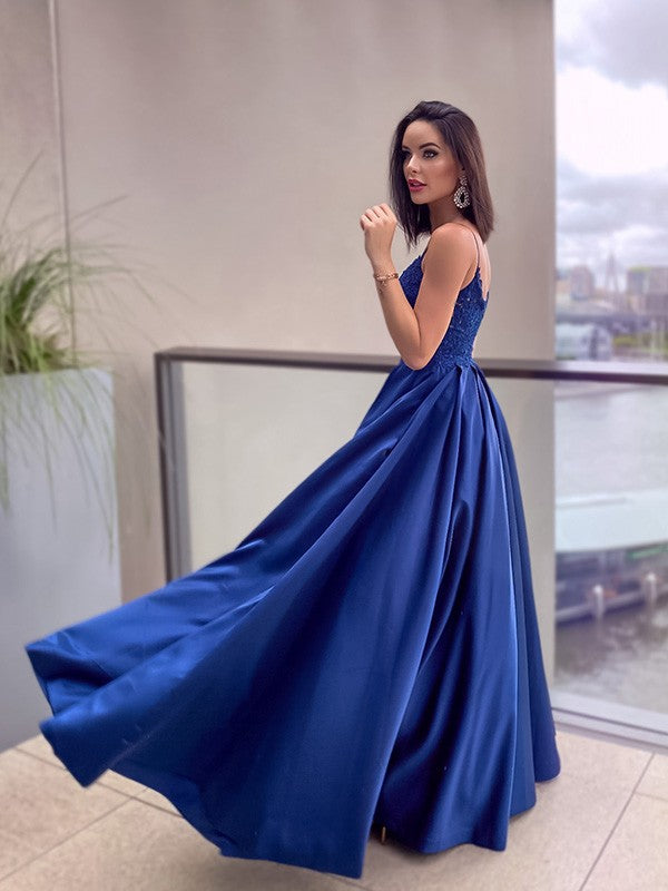Vestidos largos hasta el suelo con tirantes finos y apliques SYP124