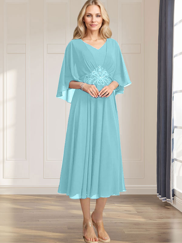 Robe de mariée trapèze en mousseline de soie, longueur thé, col en V, ornée de sequins plissés, d'appliques de dentelle et de perles. 