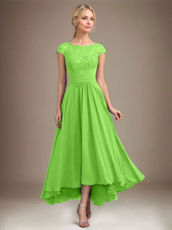 Vestido de novia de corte asimétrico, corte en A, escote ilusión, encaje y gasa con pliegues. 