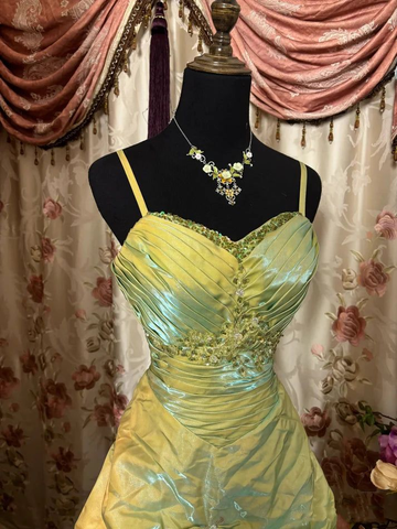Robe de bal longue vintage vert sauge, coupe trapèze, bretelles spaghetti, satin, ornée de perles Y8517