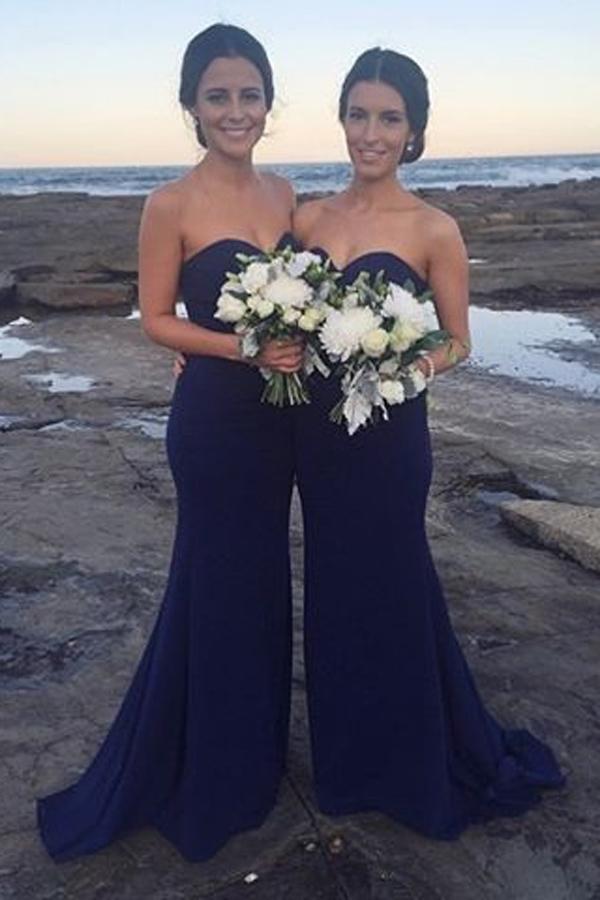 Vestidos de dama de honor azul marino con escote corazón, pliegues y corte sirena con cola corta