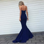Vestidos de dama de honor azul marino con escote corazón, pliegues y corte sirena con cola corta