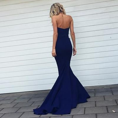 Vestidos de dama de honor azul marino con escote corazón, pliegues y corte sirena con cola corta