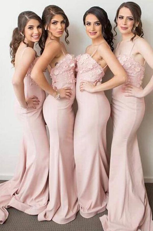 Vestidos de dama de honor rosa claro estilo sirena con tirantes finos, escote corazón y apliques 