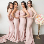 Vestidos de dama de honor rosa claro estilo sirena con tirantes finos, escote corazón y apliques 
