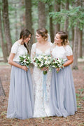 Robe de demoiselle d'honneur longue à manches courtes, jupe en tulle gris clair, haut blanc et haut court. 