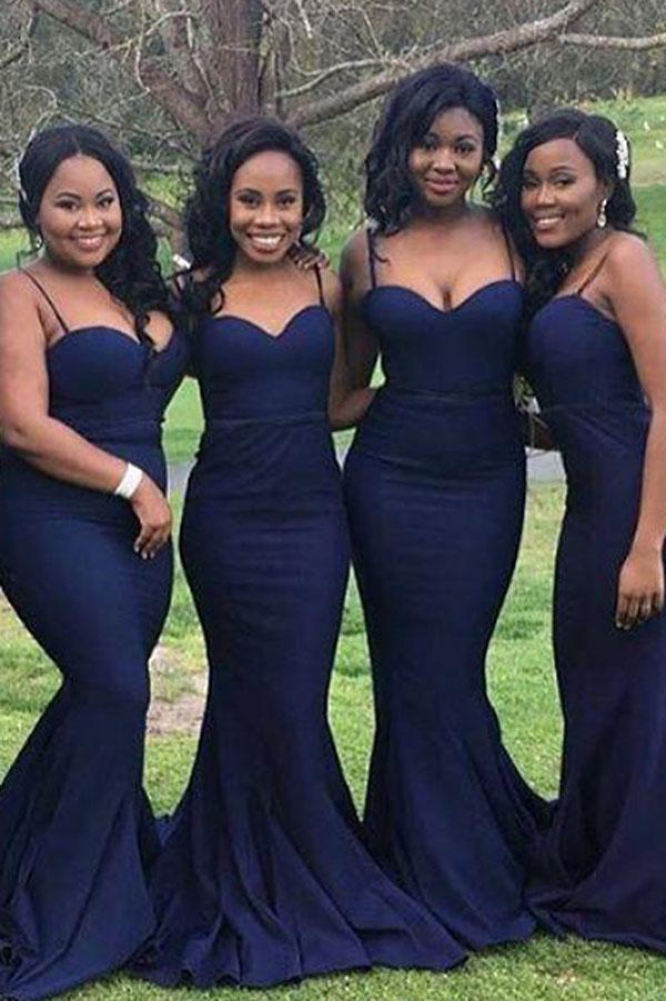 Vestidos largos de dama de honor de sirena con tirantes finos y corte corazón en satén azul marino 