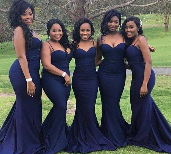 Vestidos largos de dama de honor de sirena con tirantes finos y corte corazón en satén azul marino 