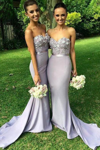 Vestidos largos de dama de honor color gris claro con escote corazón, cuentas y apliques