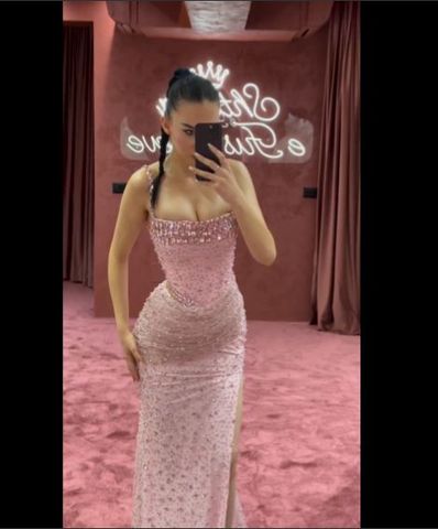 Vestido de noche largo de sirena rosa encantador con cuentas, tirantes finos y abertura, ideal para fiestas de graduación (Y7970)