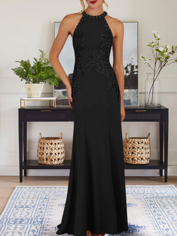 Vestido largo azul grisáceo de corte recto con cuello halter para la madre de la novia con apliques
