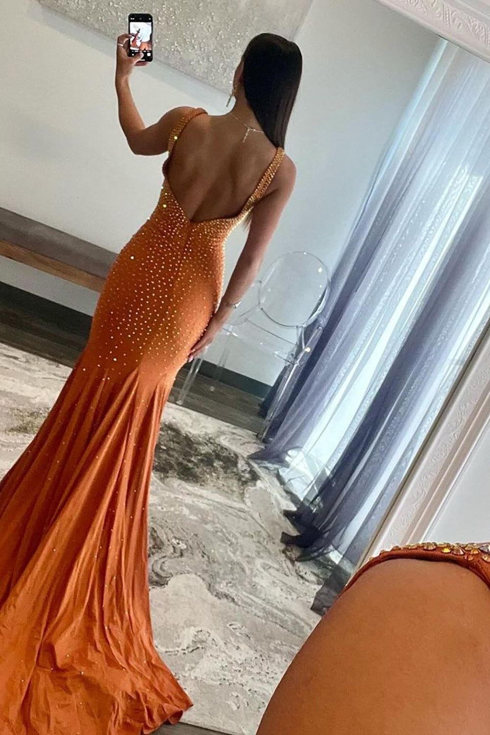 Vestido largo de fiesta de satén con escote en V profundo estilo sirena y cuentas